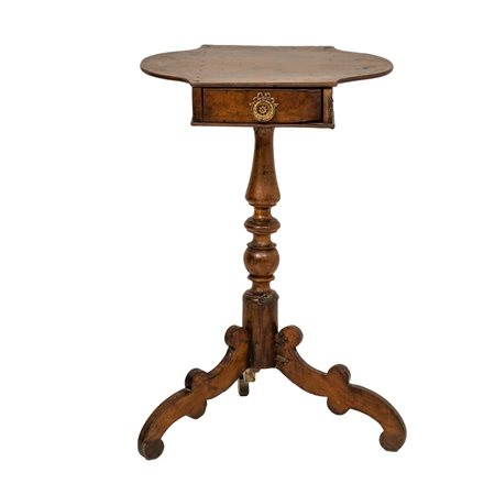 TAVOLINO di forma sagomata in legno