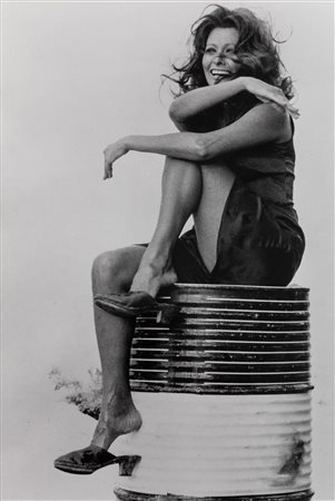 Tazio Secchiaroli, Sophia Loren in una pausa di “Bianco, rosso e...”, Almeria, Spagna, 1972 