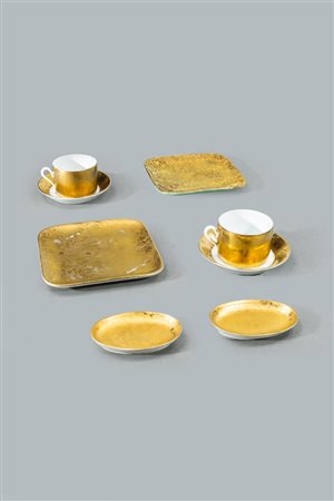 PIERO FORNASETTI<BR>Milano 1913 - 1988<BR>Due tazze e quattro piatti della Collezione Grande Antico