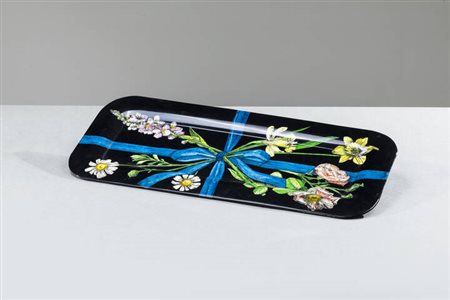 PIERO FORNASETTI<BR>Milano 1913 - 1988<BR>Vassoio della serie Nastro con fiori