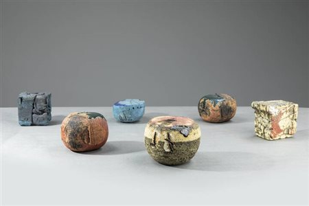 LOTTO DI 6 OGGETTI<BR>Lotto di 6 oggetti in terracotta decorata