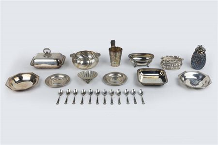 LOTTO DI VENTIQUATTRO OGGETTI IN ARGENTO