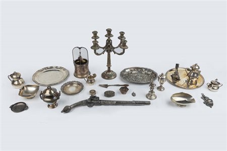 LOTTO DI VENTUNO OGGETTI IN ARGENTO