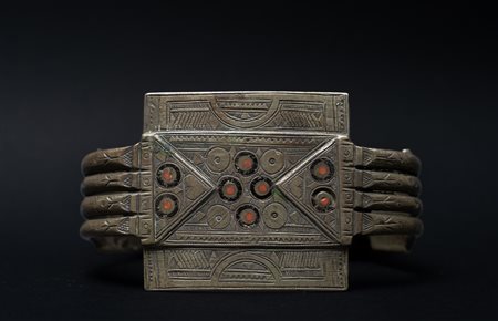  Arte africana - Nord Africa Tuareg.
Cavigliera.
Metallo argentato e smalti.