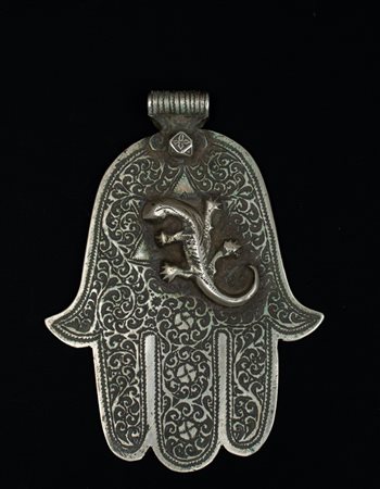  Arte africana - Marocco, Essaouira.
Mano di Fatima con salamandra.
Argento.