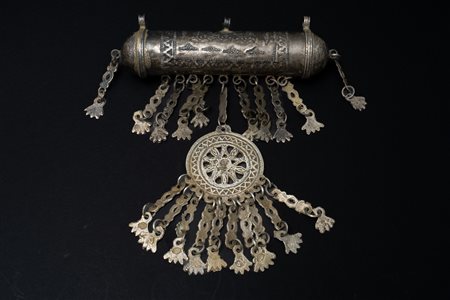  Arte africana - Nord Africa.
Pendente di collana con ciondoli.
Argento.