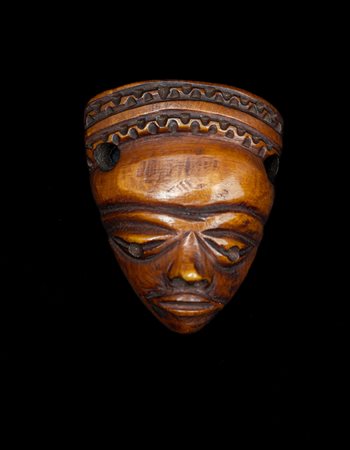  Arte africana - Repubblica Democratica del Congo - Pende.
Pendente a forma di maschera ikhoko.
Avorio.
