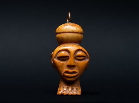  Arte africana - Pendente in forma di testa e  piede.
Avorio.
Segni d'uso.