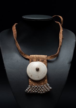  Arte africana - Himba - Namibia.
Collana.
Cuoio, ferro e conchiglia.