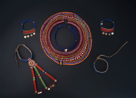  Arte africana - Kenya Masai.
Parure composta da tre collane, una coppia di  orecchini e due bracciali. 
Fil di ferro, cuoio e perline.

.