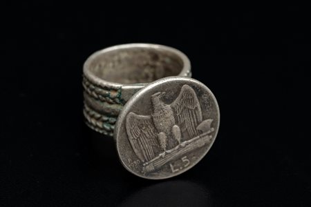 Arte africana - Etiopia.
Anello con moneta fascista. 
Argento.
.