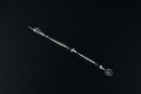  Arte Ebraica - Europa (?)
Pendente/manina indicatrice o jad. 
Argento.