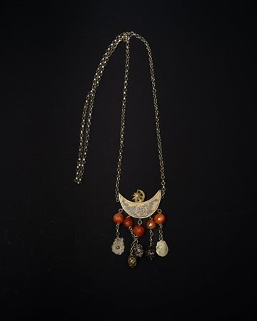  Arte Islamica - Turchia (?).
Collana con pendente.
Argento dorato e niellato, corniola.