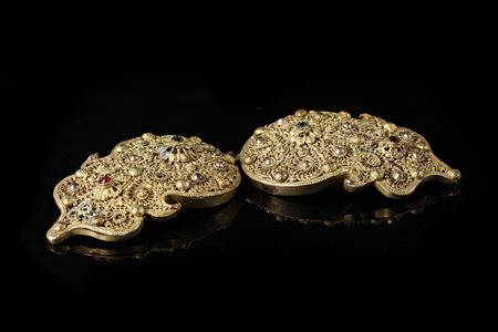  Arte Islamica - Turchia Safranbolu.
Fibbia.
Lega metallica argentata e dorata, paste vitree.