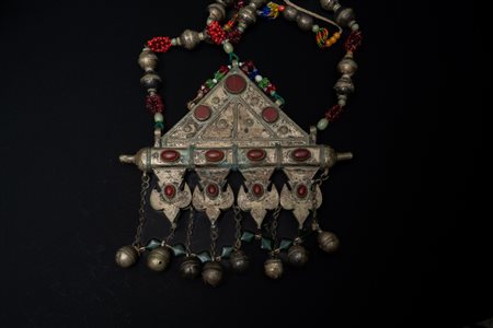  Arte Islamica - Turkmenistan.
Collana con  pendente.
Ottone argentato, paste vitree e perline. .