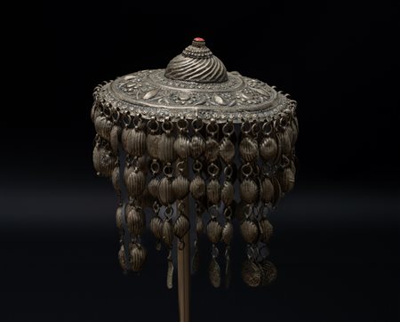  Arte Islamica - Turkmenistan.
Copricapo.
Lega d'argento e pasta vitrea. .