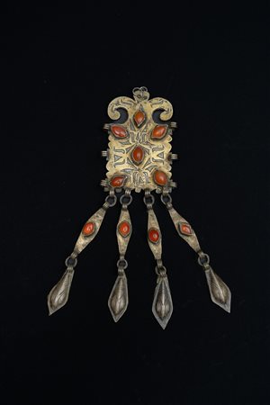  Arte Islamica - Turkmenistan.
Pendente.
Argento dorato e corniole.