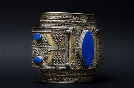  Arte Islamica - Turkmenistan o Kazakistan.
Bracciale.
Argento dorato e pasta di  lapis.