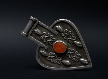  Arte Islamica - Turkmanistan.
Pendente dorsale Asyk.
Argento e corniola.