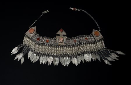  Arte Islamica - Turkmenistan.
Diadema o ornamento da testa Sunsule.
Argento, corniola e turchese.