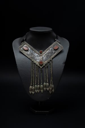  Arte Islamica - Turkmenistan.
Pendente.
Argento con corniole.