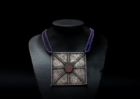  Arte Islamica - Asia Centrale.
Ornamento pettorale.
Argento e vetro. 
.