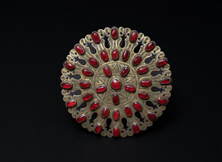  Arte Islamica - Turkmenistan.
Ornamento circolare Guljaka.
Argento niellato, pasta vitrea con punzoni.