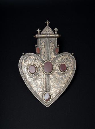  Arte Islamica - Turkmenistan.
Pendente dorsale Asyk.
Argento, oro e corniole.