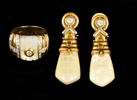 DEMI PARURE IN ORO GIALLO, DIAMANTI E MADREPERLA rispettivamente composta da...