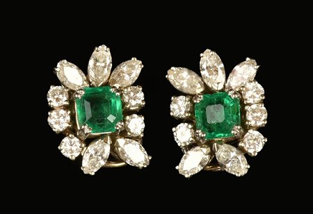 PAIO DI ORECCHINI IN ORO BIANCO, DIAMANTI E SMERALDI realizzati a clip con al...