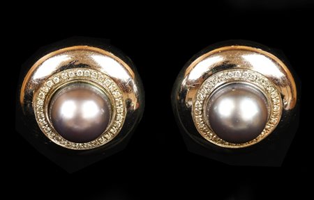 PAIO DI ORECCHINI A CLIP IN ORO BIANCO, DIAMANTI E PERLE realizzati in oro...