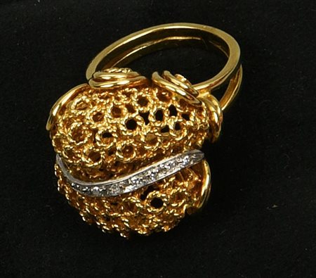 ANELLO IN ORO GIALLO E DIAMANTI in oro giallo 18 kt, modellato con motivo a...
