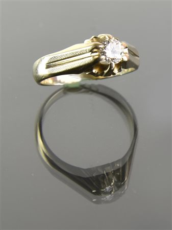ANELLO IN ORO BIANCO E DIAMANTE al centro della fascia scanalata e incisa e'...