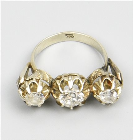 ANELLO TRILOGY in oro bianco 18kt con tre diamanti taglio brillante, il...