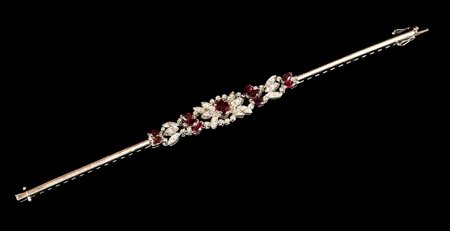 BRACCIALE IN ORO BIANCO, RUBINI E DIAMANTI realizzato a maglia semirigida in...