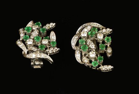 PAIO DI ORECCHINI A CLIP IN ORO BIANCO, DIAMANTI E SMERALDI montatura a...