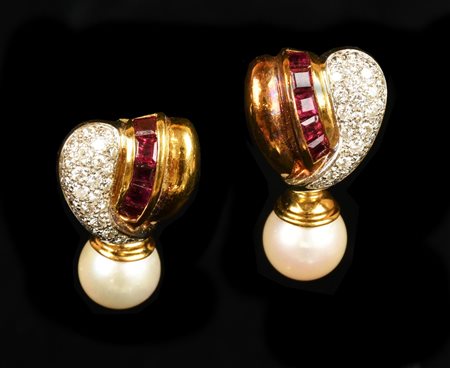 PAIO DI ORECCHINI IN ORO GIALLO, DIAMANTI, RUBINI E PERLE impreziositi da...
