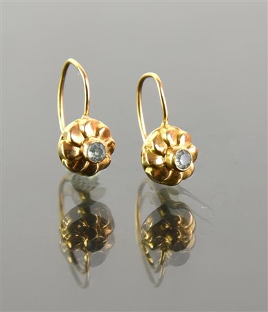 COPPIA DI ORECCHINI A MONACHELLA IN ORO GIALLO CON PICCOLA PIETRA CENTRALE in...