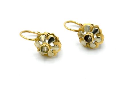 COPPIA DI ORECCHINI A MONACHELLA IN ORO GIALLO CON PICCOLA PIETRA CENTRALE in...
