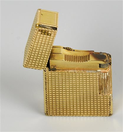 ACCENDINO DUPONT PLACCATO IN ORO GIALLO placcato in oro giallo con motivo...