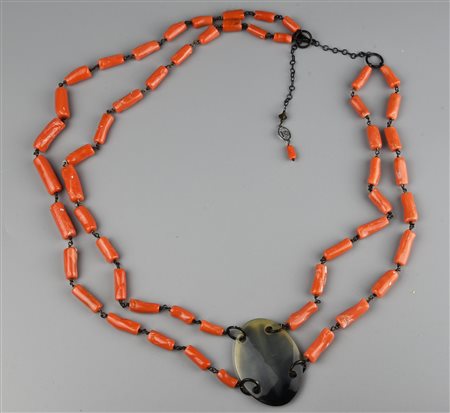 COLLANA CON CORALLO CERASUOLO E CORNO Manifattura ROVIAN. Montatura in...