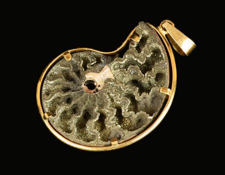 PENDENTE IN ORO GIALLO al centro fossile di Nautilus incastonato su un...
