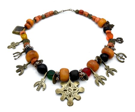 ANTICA COLLANA GIROCOLLO CON PIETRE DURE, PENDENTI IN METALLO ARGENTATO E...