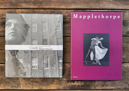 CINDY SHERMAN E ROBERT MAPPLETHORPE – Lotto unico di 2 cataloghi
