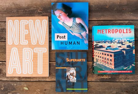 VOLUMI GENERICI DI ARTE CONTEMPORANEA E COLLETTIVE – Lotto unico di 4 cataloghi