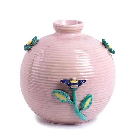 LA FIAMMA - ITALIA: Vaso in ceramica dipinta rosa con applicazioni di roselline color acquamarina e blu, 1939