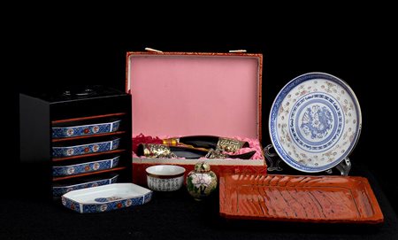 Lotto di oggetti cinesi vari: ceramiche in porcellana bianca e blu con decoro policromo, oggetti in legno laccato, metallo