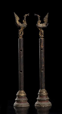 DUE PICCOLE COLONNE IN LEGNO PARZIALMENTE DORATO CON FINALE A UCCELLO - Thailandia, XIX secolo: 