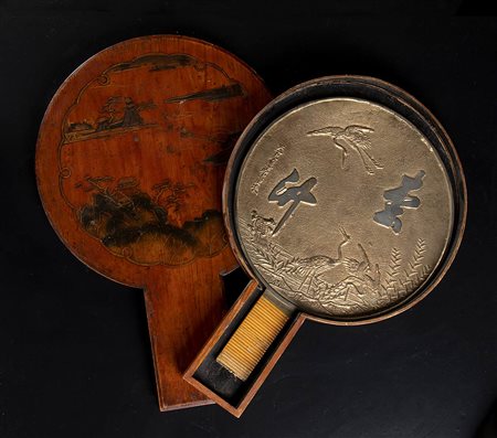 SPECCHIO IN BRONZO CON SUA CUSTODIA IN LEGNO LACCATO, E-KAGAMI - Giappone, periodo Meiji