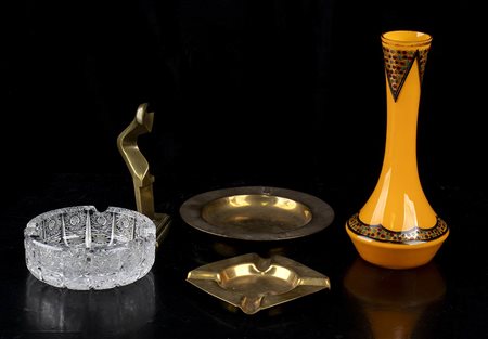 Lotto di 5 oggetti: vetro, bronzo, metallo